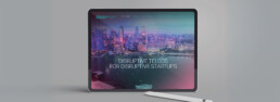 Pantalla de tableta con imagen ciudad futurista y logo de Alaian