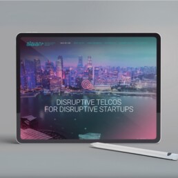 pantalla de tablet con ciudad futurista y logo de alaian 