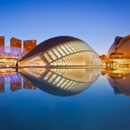 valencia de noche con edificio iluminado 